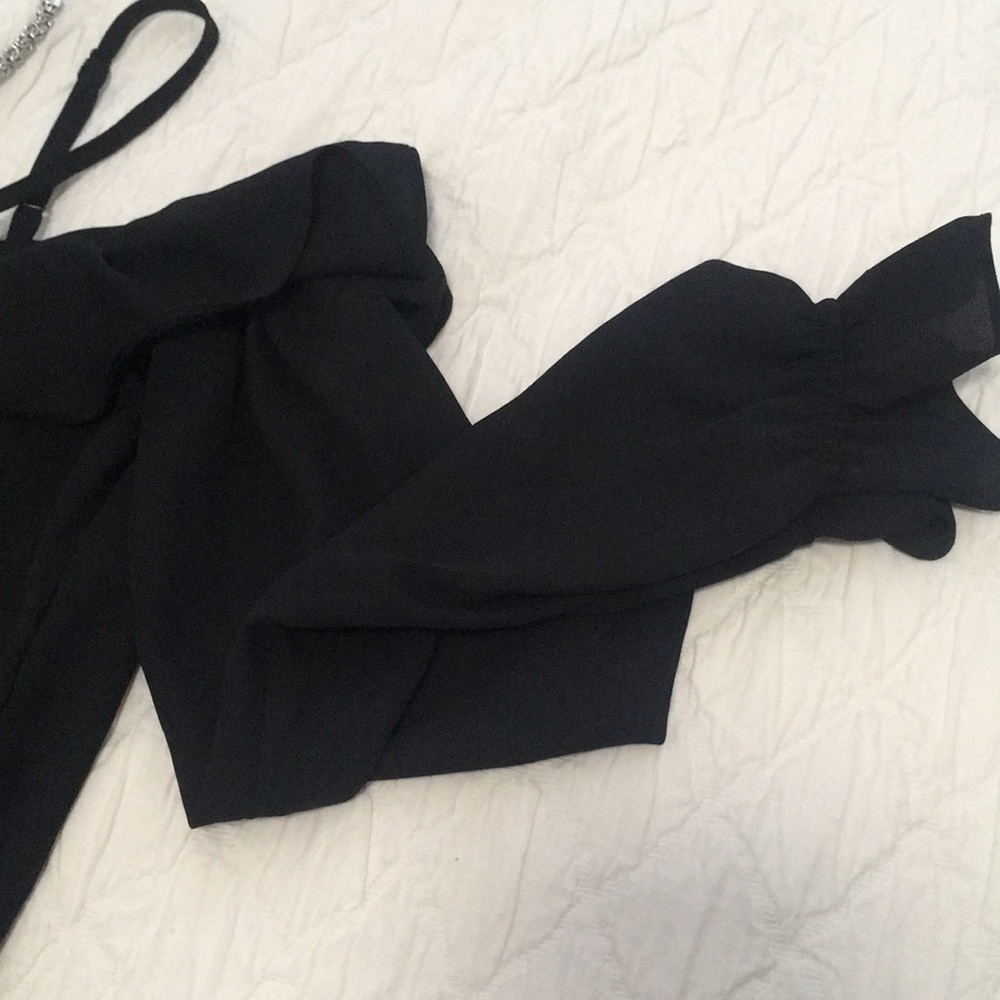Cold Shoulder Ruffle Crop - Picture 5 of 6